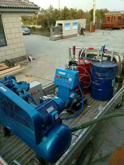 聚脲彈性體防水取得好效果是其獨特的呼吸特性(圖2) 聚脲噴涂設備室外施工