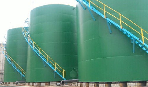 河南聚脲噴涂機(jī)(圖2) 儲罐圍堰內(nèi)壁防腐現(xiàn)場噴涂聚脲