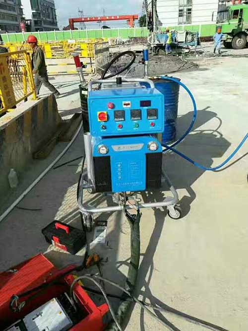 噴涂聚脲設(shè)備(圖2) 聚脲噴涂設(shè)備樓房屋頂防水施工