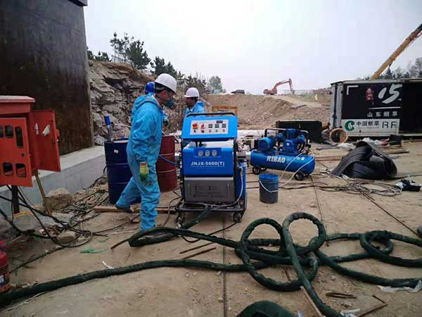 聚脲噴涂機(jī)設(shè)備-H5600(T)(圖1) 聚脲噴涂機(jī)設(shè)備JNJX-H5600(T)安裝培訓(xùn)