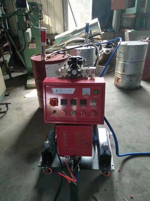 聚氨酯高壓發(fā)泡機豬羊牛養(yǎng)殖場頂棚保溫工程(圖1) 河北聚氨酯發(fā)泡機水箱保溫施工