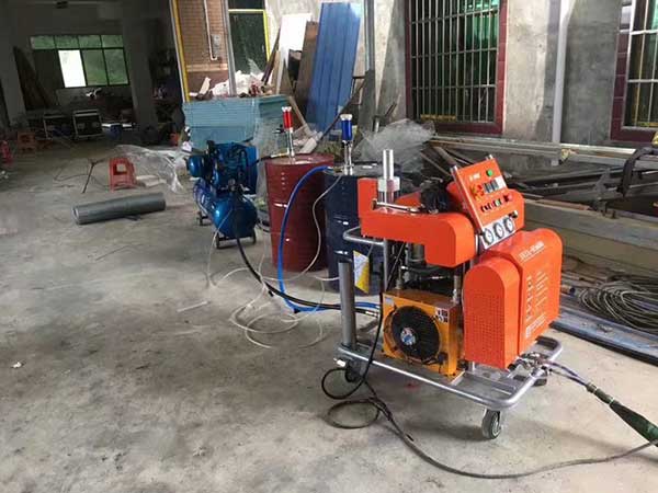 廣東聚脲噴涂機 H5600(T) 立式除鹽水箱防腐聚脲施工 AB料輸出(圖2) H5600型廣東聚脲噴涂機