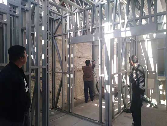 輕鋼房屋用聚氨酯保溫的效果好不好 用哪種噴涂機(圖1) 輕鋼房屋用聚氨酯保溫噴涂