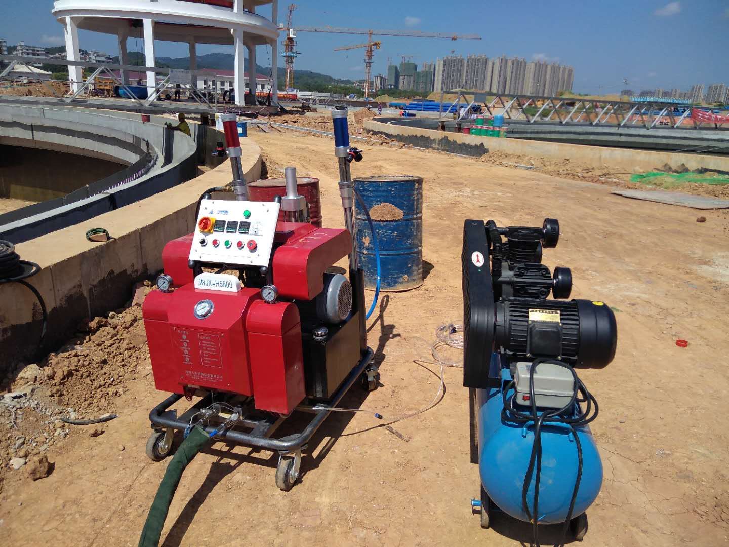 H5600電廠鹽水池聚脲噴涂機(jī)施工案例