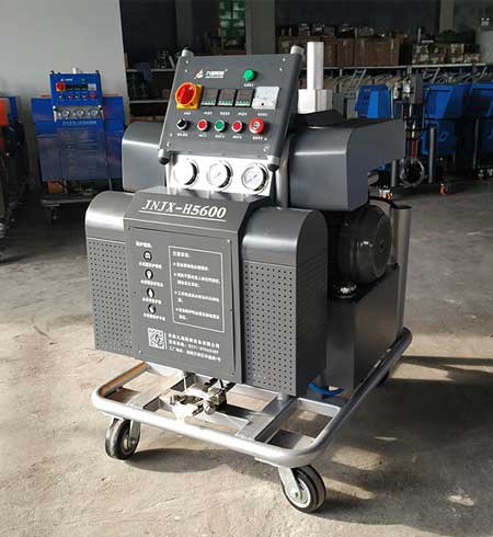 噴聚脲的施工隊選用H5600聚脲噴涂機(jī)