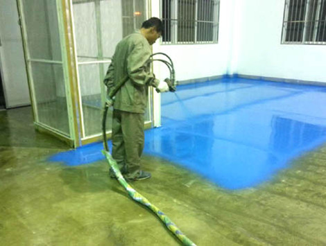 聚脲地坪噴涂現(xiàn)場(chǎng)(圖1) 聚脲地坪噴涂現(xiàn)場(chǎng)